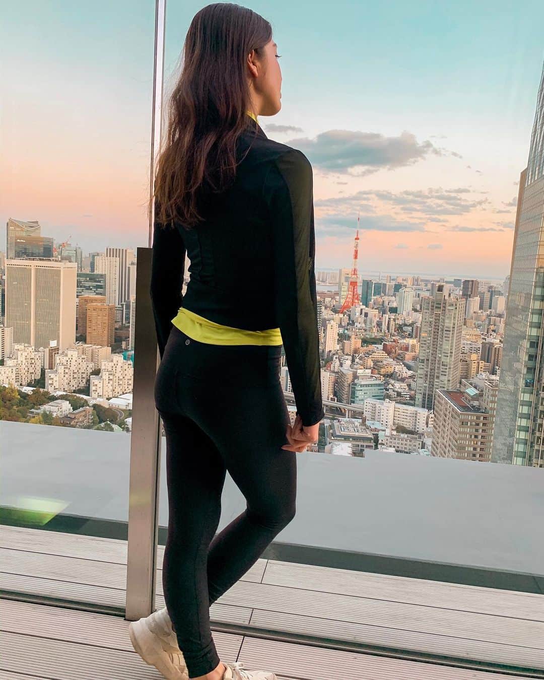 リン・ハッチソンのインスタグラム：「🗼🎌❤️ Hi, hello, ready to go home now.」
