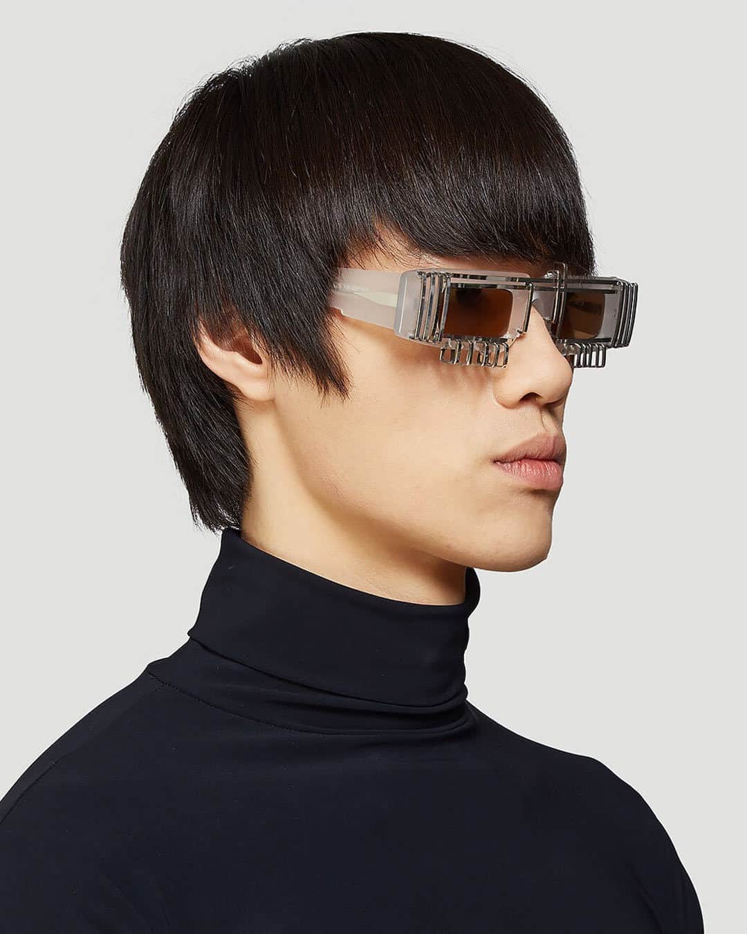 エルエヌシーシーのインスタグラム：「Shop Kuboraum's unique and individual interpretation of eyewear. Handcrafted by artisans in Italy, silhouettes are architectural and avant-garde, materials are hard-wearing and details are experimental. @kuboraum」