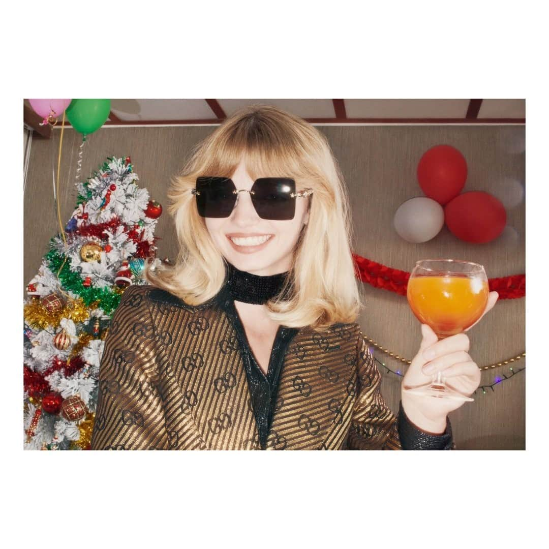 グッチさんのインスタグラム写真 - (グッチInstagram)「Color and texture combine on a single-breasted jacket cut in gold cotton silk with GG diagonal detailing worn with new #GucciEyewear sunglasses. Discover more through link in bio. #GucciGift @alessandro_michele #AlessandroMichele」11月25日 7時00分 - gucci