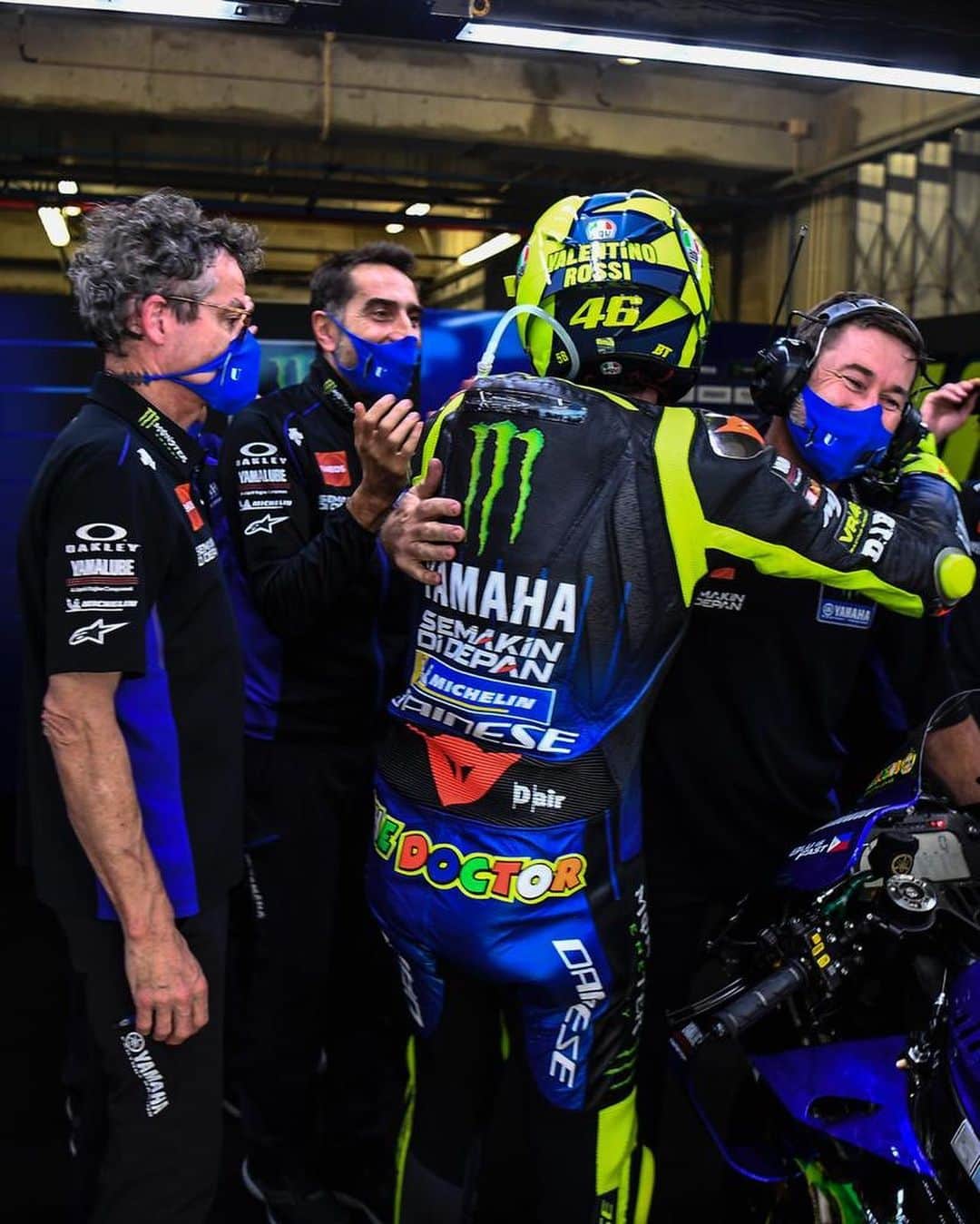 バレンティーノ・ロッシのインスタグラム：「Thanks @yamahamotogp for 15 unforgettable years.was really funny,I enjoyed a lot every moments.We were a great team. 📸 @gigisoldano @falex79」