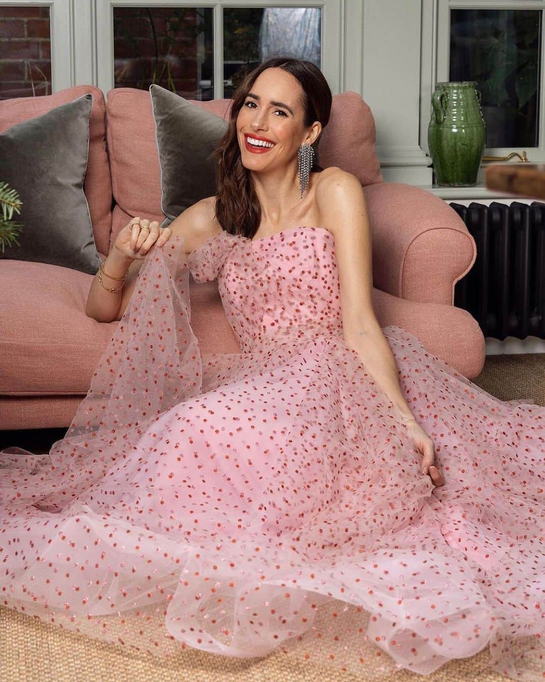 ダニジョーのインスタグラム：「@louiseroe is holiday ready in the Julia earrings 🎀 #dannijogirls」