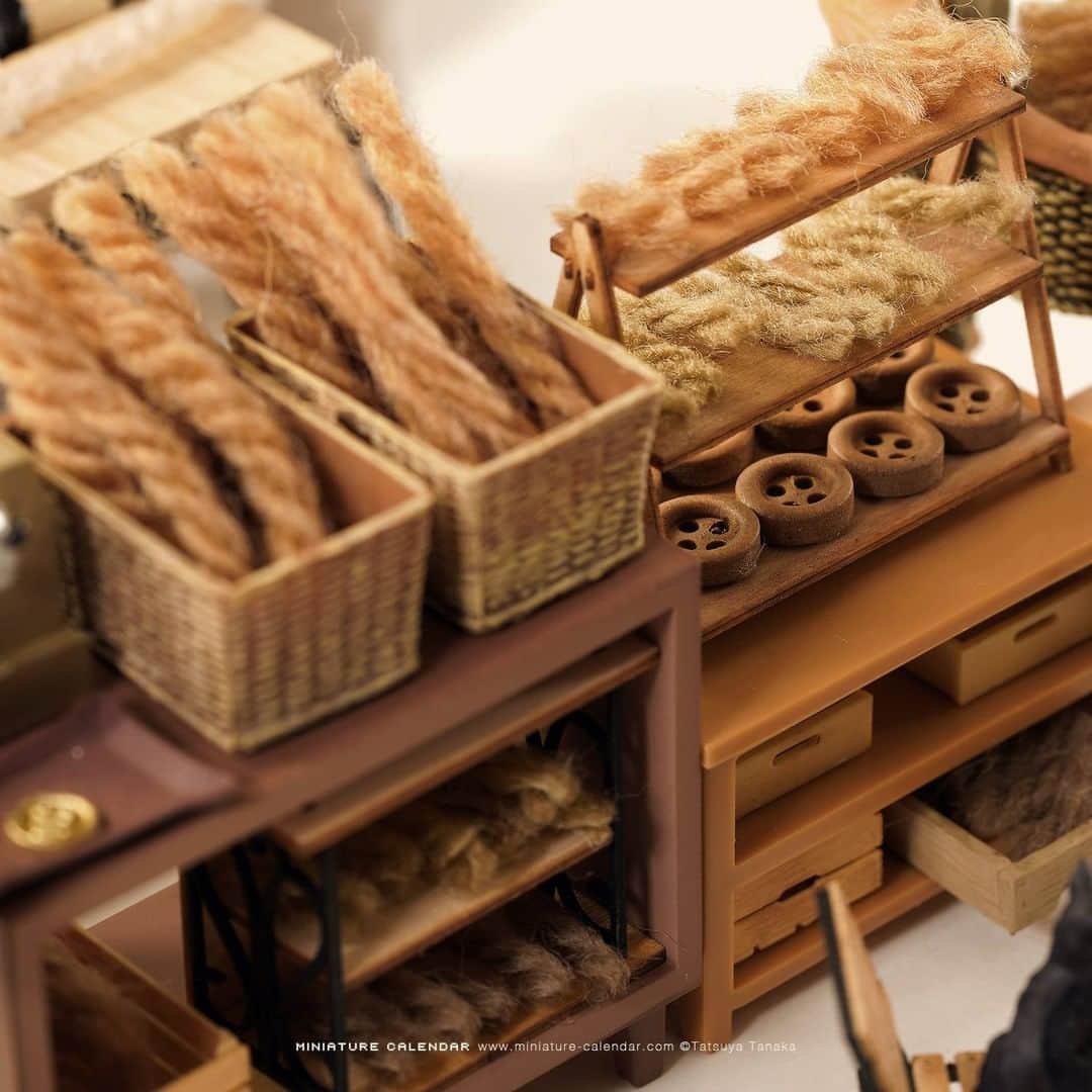 田中達也さんのインスタグラム写真 - (田中達也Instagram)「⠀ “Yarn Bakery” ⠀ 新たなパンを編み出す ⠀ #毛糸 #パン #Yarn #Bakery ⠀ ──────────────────── 《EXHIBITION info》 　 【MINIATURE LIFE展2020 in 佐賀】 MINIATURE LIFE EXHIBITION2020 in Saga Nov. 28, 2020 - Jan. 30, 2021 #MiniatureLife展 #ミニチュアライフ展 　 ℹ️Please look at the Instagram story’s highlight for more information.」11月25日 7時00分 - tanaka_tatsuya