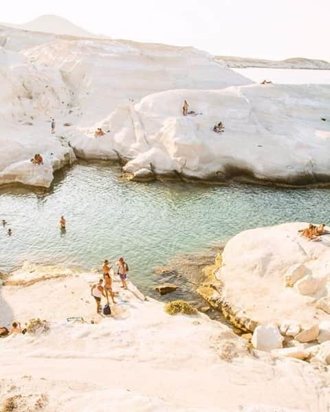 ヤング・ファビュラス&ブロークのインスタグラム：「Dreaming ✨tag your travel partner #yfbtravels」
