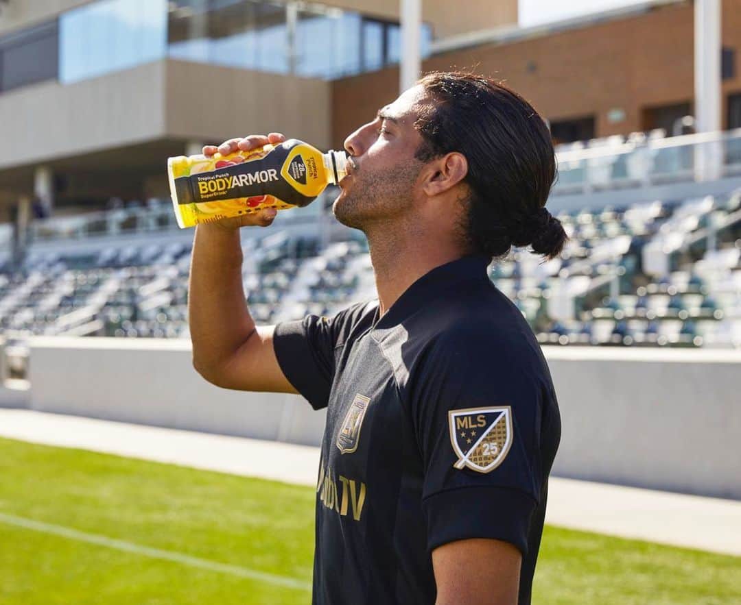 のインスタグラム：「One of the most exciting days of the year. Hydrated by the best sports drink available, @drinkbodyarmor 🔥   Es uno de los días mas emocionantes del año. Hidratado por la mejor bebida deportiva. @drinkbodyarmor 🔥」
