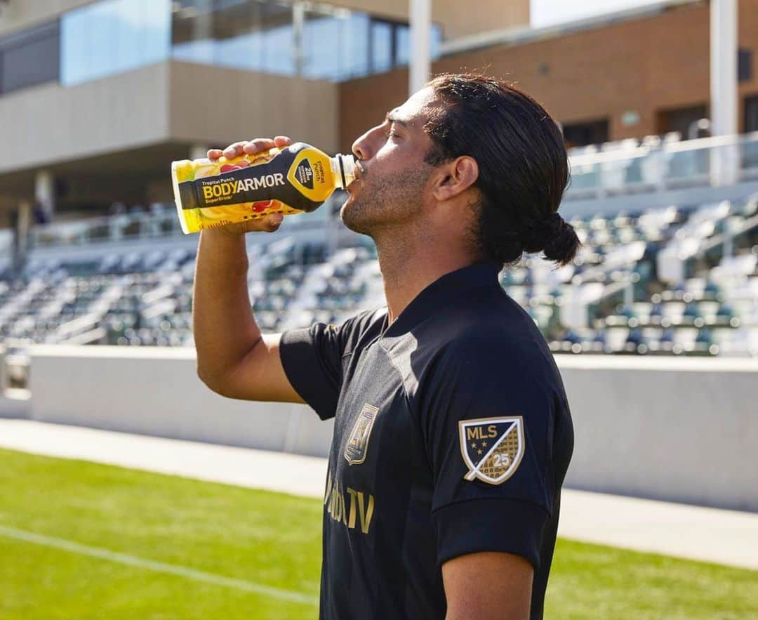 カルロス・ベラさんのインスタグラム写真 - (カルロス・ベラInstagram)「One of the most exciting days of the year. Hydrated by the best sports drink available, @drinkbodyarmor 🔥   Es uno de los días mas emocionantes del año. Hidratado por la mejor bebida deportiva. @drinkbodyarmor 🔥」11月25日 7時06分 - carlosv11_