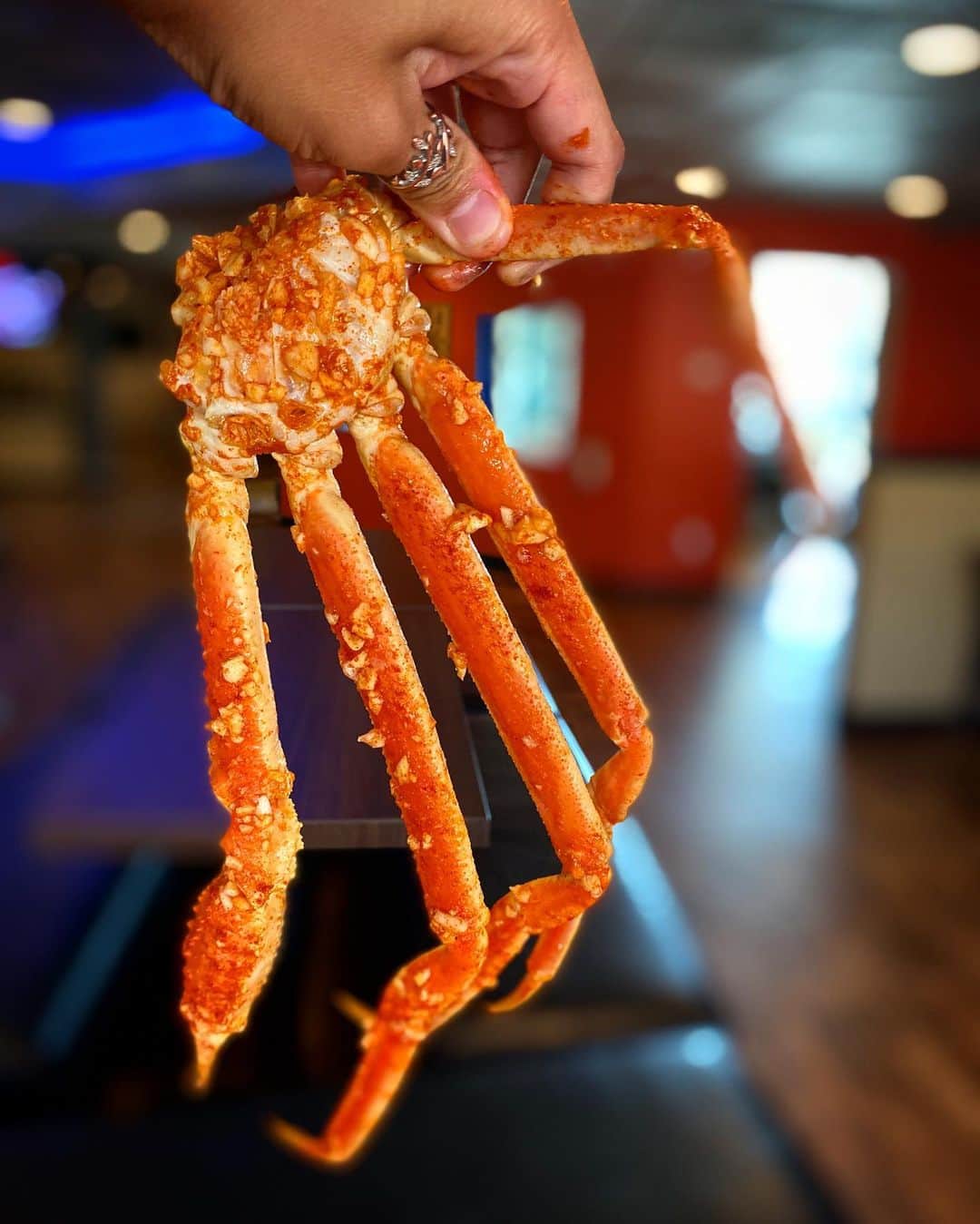 ライナ・ホワンさんのインスタグラム写真 - (ライナ・ホワンInstagram)「Who loves lobsters 🦞 😚 . . I went to @crawdaddyrestaurant to take on this massive spicy 🌶 10lb seafood platter and it was incredible! . . If y’all a garlic 🧄 lover too their sauce has no shortage of it - it’s absolutely delicious Heehee . . Thanks for helping me take pics @everydamndayyy UwU if you’re in the Bay Area check them out and watch the video of me eating all this food! —> https://youtu.be/HvHZSopsHv8」11月25日 7時17分 - rainaiscrazy