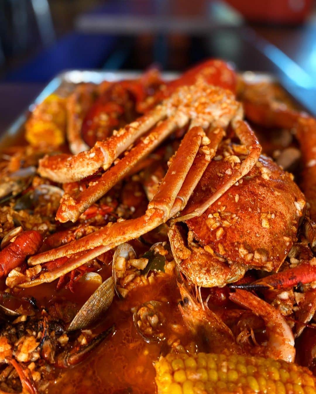 ライナ・ホワンさんのインスタグラム写真 - (ライナ・ホワンInstagram)「Who loves lobsters 🦞 😚 . . I went to @crawdaddyrestaurant to take on this massive spicy 🌶 10lb seafood platter and it was incredible! . . If y’all a garlic 🧄 lover too their sauce has no shortage of it - it’s absolutely delicious Heehee . . Thanks for helping me take pics @everydamndayyy UwU if you’re in the Bay Area check them out and watch the video of me eating all this food! —> https://youtu.be/HvHZSopsHv8」11月25日 7時17分 - rainaiscrazy