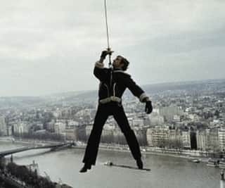 中村松江さんのインスタグラム写真 - (中村松江Instagram)「“ジャン＝ポール・ベルモンド傑作選”「恐怖に襲われた街(原題 Peur Sur La Ville 1975年)」です。 パリを舞台に連続殺人事件に挑むベルモンド演じる刑事の活躍を描いた作品です。 相棒の刑事にシャルル・デネ、連続殺人犯、“ミノス”にアダルベルト・マリア・メルリ、そしてイタリアの名女優、レア・マッサリが発端の重要な役で出演しています。 監督はベルモンドとのコンビ作も多い名匠アンリ・ヴェルヌイユ。 音楽はエンニオ・モリコーネで、いかにも彼らしいメロディーで映画を盛り上げてます。 この映画はベルモンドが地下鉄の車両の屋根の上を走ったり、ヘリコプターからロープでぶら下がったり等々体を張ったスタントアクションのオンパレードで、“アクション・スター”としての彼の集大成と言える作品です。 よくルパン三世のモデルと言われるベルモンドですが、この映画の劇中、犯人を追跡して建物の屋根の上を歩き、足を滑らせてずり落ちてゆくシーンは、間違い無く宮崎駿監督の「ルパン三世 カリオストロの城」の屋根をずるずる滑り落ちるルパンの姿と重なります。 子供の頃、親とタクシーに乗って歌舞伎座に向かう時に必ず日劇の前を通ったんですが、タクシーの窓から見える丸の内東宝の上映中映画の看板を見るのが楽しみでした😄 この映画の看板も強烈に憶えています。 当時子どもの私の目には、テレビで見た「リオの男」のヒョロヒョロしたコミカルなベルモンドとこの映画のハードボイルドでワイルドな主役が同一人物とは気づきませんでした😅(この時はジャン＝ポール・ベルモンドという名前を認識して無かったかも…) それから年月が流れて記憶が定かでないですが、大学生の時だったかなあ…この映画をレンタルビデオで初めて見たんですよ👍 それをやっとこさ映画館で見ることが出来ました😁 思い入れと愛着のある作品ですね✨ #歌舞伎 #中村松江 #ジャン＝ポール・ベルモンド #jean-paulbelmondo #恐怖に襲われた街 #peursurlaville #シャルル・デネ #charlesdenner #アダルベルト・マリア・メルリ #adalbertomariamerli #レア・マッサリ #leamassari #アンリ・ヴェルヌイユ #henri verneuil #エンニオ・モリコーネ #enniomorricone #ジャン＝ポール・ベルモンド傑作選 #新宿武蔵野館」11月25日 7時19分 - matsue_nakamuraofficial