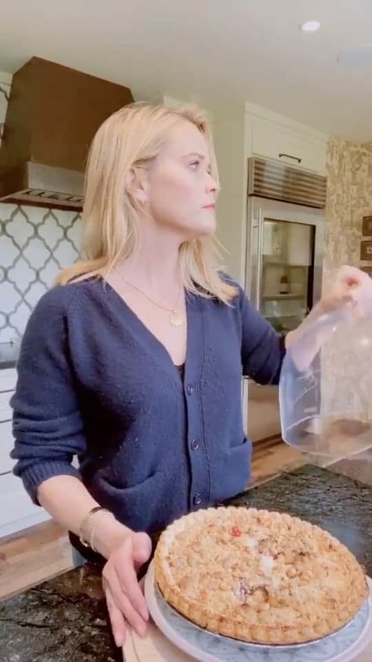 リース・ウィザースプーンのインスタグラム：「Nobody’s gonna know, right?? 🥧🤫」