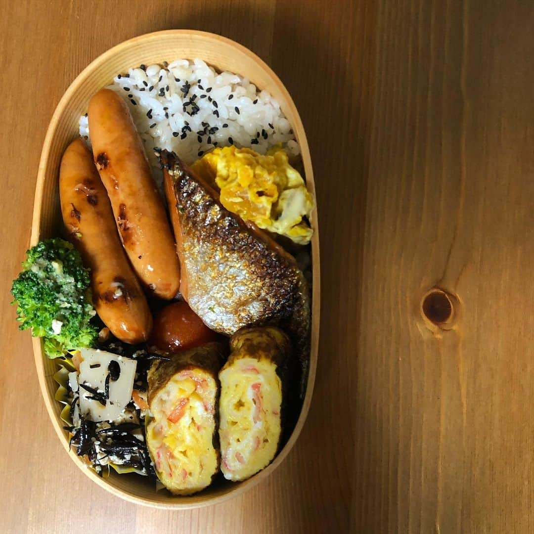 ちゃんまいさんのインスタグラム写真 - (ちゃんまいInstagram)「・ ・ 記録用。 ・ なんでもない弁当。お弁当用に残しておいたもの、ちょっとずつ詰める。 ・ ・ ちゃんまいが焼いたカニカマ卵焼き ちゃんまいが茹でたブロッコリーの胡麻和え ちゃんまいがヘタを取って洗ったトマト ちゃんまいがいい感じに焼いた西京漬シャケ ちゃんまいが焼いたシャウエッセン ちゃんまいが食べたかったけど、もういらないって感じで残してたセブンのひじき ちゃんまいのかぼちゃサラダ🎃 ・ ・ #ちゃんまい弁当 ・ #ベッドイン #japanese #sexy #idol #ちゃんまいめし #胃袋と玉袋をつかむ #垢抜けない #ちゃんまいめし #こだわりなし #普通ご飯 #ふつう #notフォトジェニック #料理JAWSは床JAWS」11月25日 7時29分 - dakko_shite_cho3