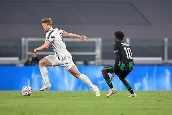 マタイス・デ・リフトのインスタグラム：「Just at the end! We did it! 💪🏻 #JuveUCL #FinoAllaFine #ForzaJuve ⚪⚫」