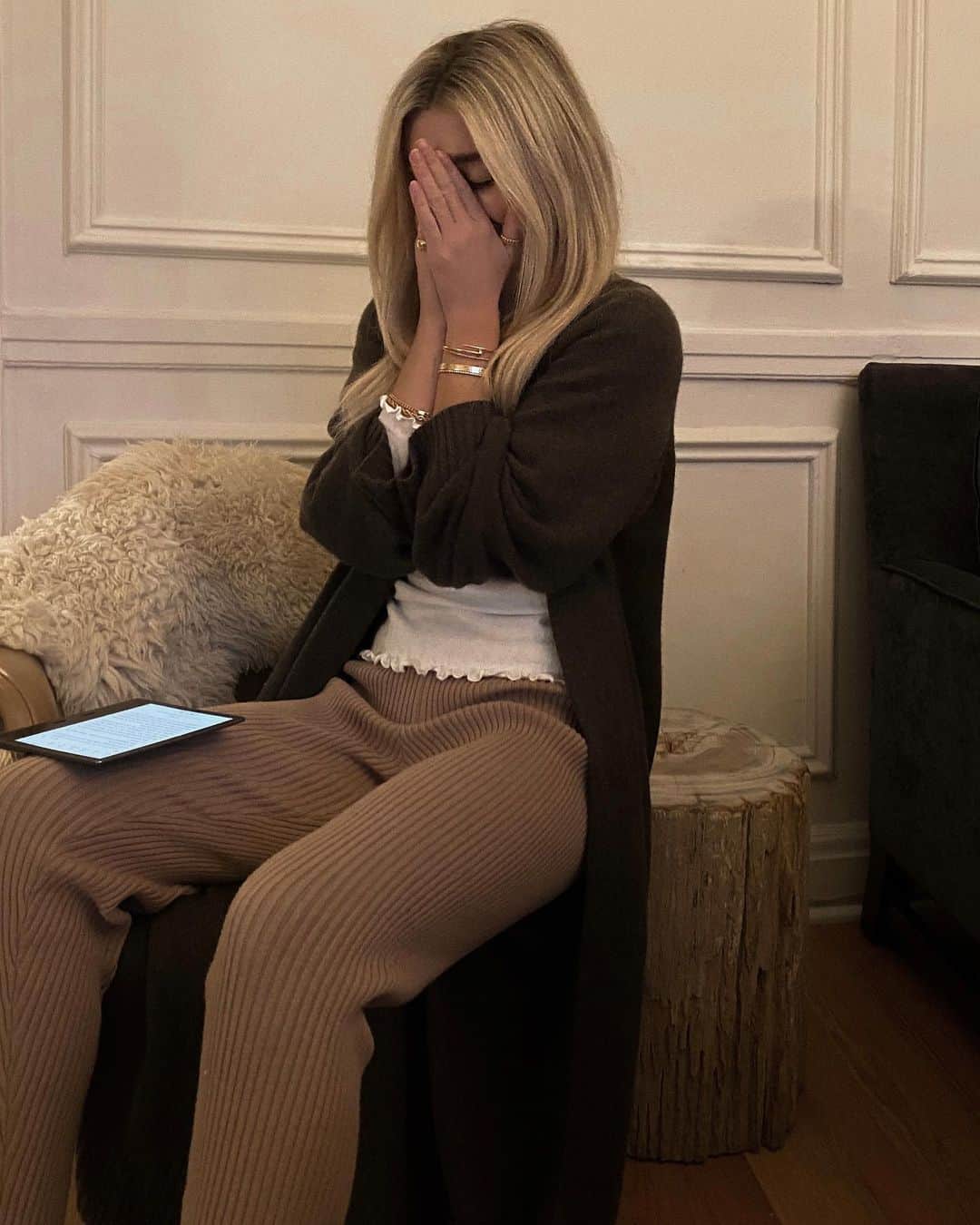 のインスタグラム：「my mom has entered the chat. as my new ig photographer...? Anyone else just trying to read and chill this holiday 🤎🖤」