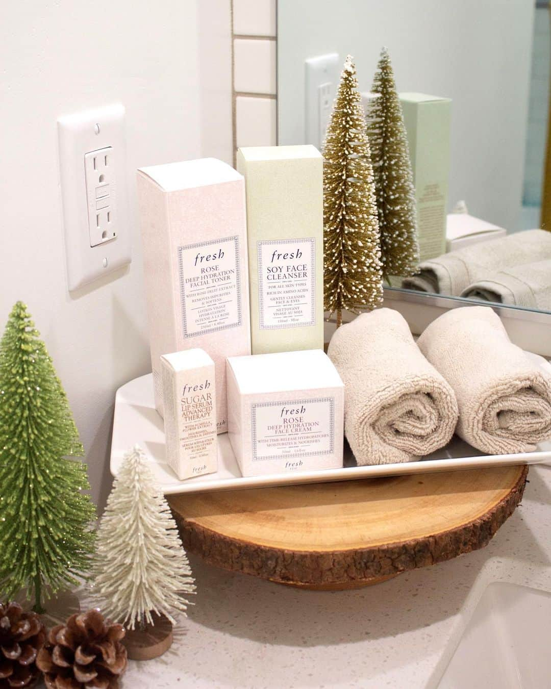 ブリー・キッシュさんのインスタグラム写真 - (ブリー・キッシュInstagram)「#NowAtWestElm 🌲 // serving up the ultimate self-care this holiday season thanks to the @freshbeauty shop now at @westelm! beautiful and modern home decor + lavish skincare all in one order.. what more could you want? 🛁✨ #ad」11月25日 7時42分 - breekish