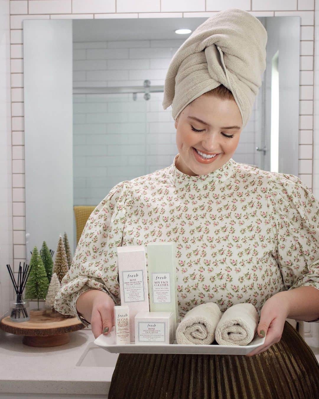 ブリー・キッシュのインスタグラム：「#NowAtWestElm 🌲 // serving up the ultimate self-care this holiday season thanks to the @freshbeauty shop now at @westelm! beautiful and modern home decor + lavish skincare all in one order.. what more could you want? 🛁✨ #ad」