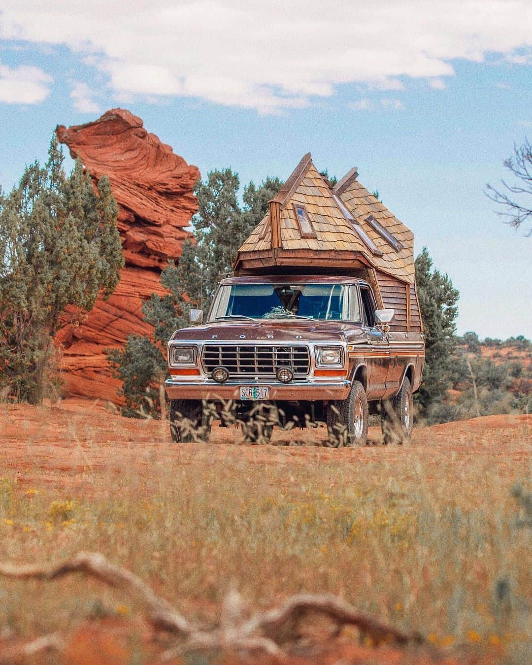 サラ・ジーン・アンダーウッドさんのインスタグラム写真 - (サラ・ジーン・アンダーウッドInstagram)「We get a lot of requests to see what the inside of our truck cabin looks like, here it is! 🤗 Since, we have sadly taken out the cabinetry and use it to haul stuff. But when we want to camp out in it we just throw a mattress in the back and hit the road! . Truck cabin by @jacobwitzling & @saraunderwood . #truckcamper #diy #vanlife #homeiswhereyouparkit #tinyhouse」11月25日 13時09分 - saraunderwood