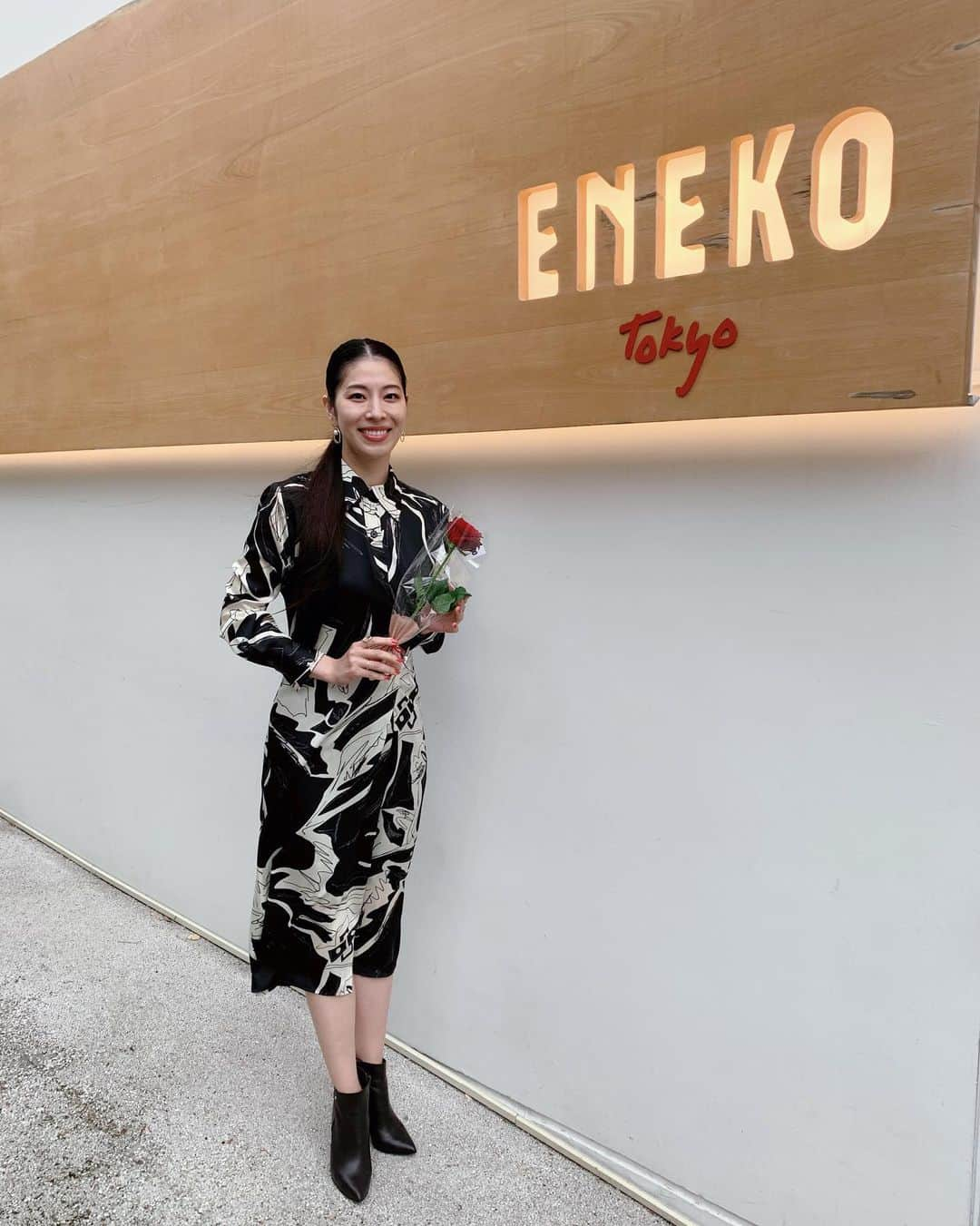 日高大地のインスタグラム：「【ENEKO Tokyo】﻿ ピクニックをしてきました😊﻿ ジャンルはモダンバスクビストロ。﻿ もちろんお料理はどれも美味しくて、目でも楽しめる体験型レストラン✨﻿ ピクニックから始まり、プティフールまで可愛くて美味しくて大満足🤗﻿ しかもお店の方からサプライズでバラの花をいただいちゃいました🌹﻿ ﻿ ちなみに本店のスペインのお店は、お店まで1時間のお散歩、食事に3時間と全部で4時間コースらしい！﻿  ﻿#enekotokyo #スペイン料理」