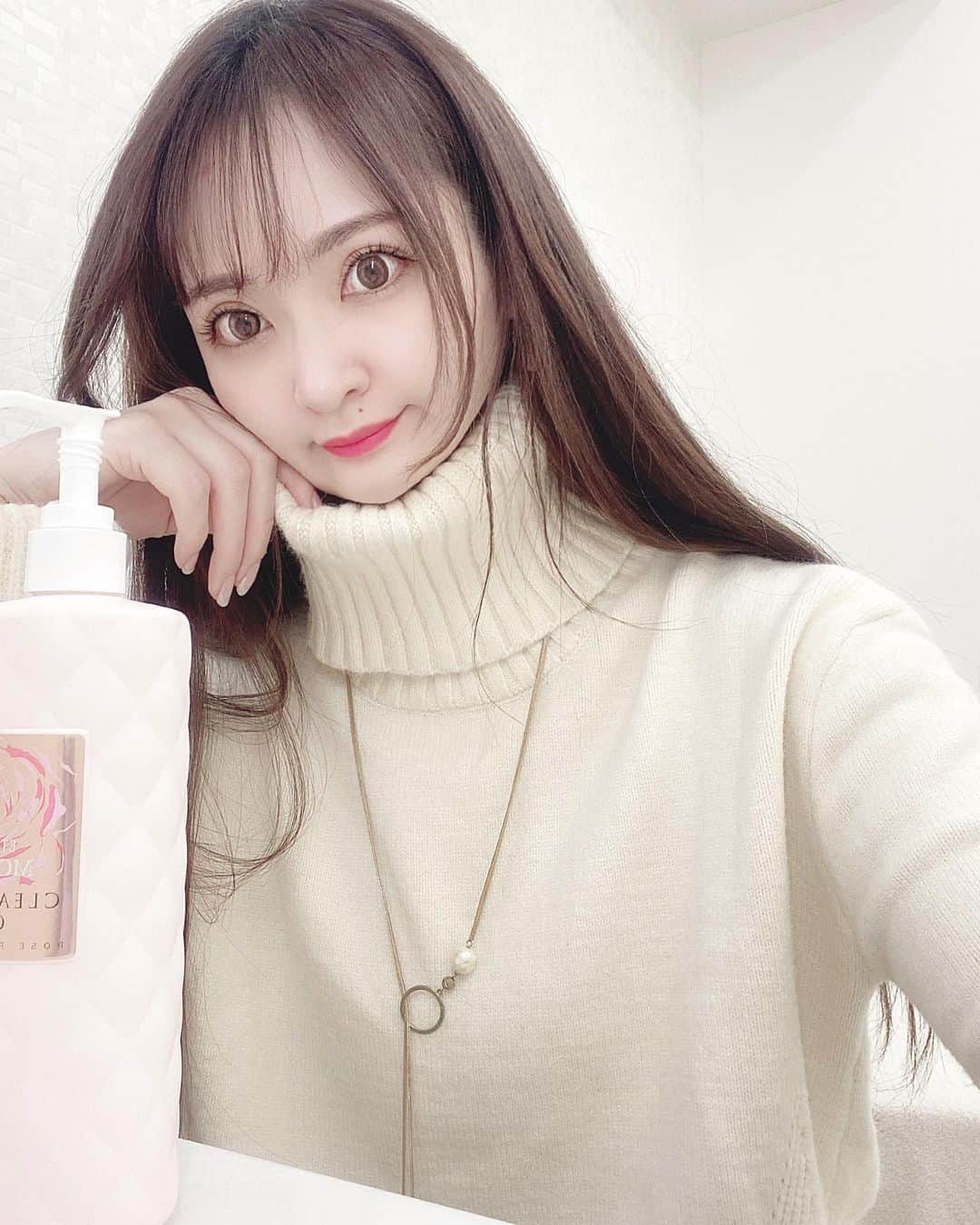 藤後 沙織 とうごさおりのインスタグラム：「先日リリーオン渋谷明治通り店でソニックフィット2回目受けてきたよ☻ 1回目でもすごく効果があって、ほうれい線が薄くなったりお顔のリフトアップ効果がほんとにすごいの🤗✨2枚目の半顔終わった状態の写真がわかりやすくて、向かって右側だけすごい上がってるの。 3週間に1回ぐらい続けると、よい状態をキープできるみたい😉ちなみに直後より2.3週後が一番リフトアップしてるみたい。 お顔のたるみが出来てからケアするより、 できてないうちからキープする方が確実だと思うので、今まだお肌の悩みがない方でも試してみてほしいです。 リフトアップだけでなく、毛穴が目立たなくなったり美肌にも効果的😶 施術のお姉さんがすごくおもしろいから時間がいつもあっという間に過ぎちゃう。笑 ・ 下記、ひとつでも気になったらおすすめです✨ ①たるみ、むくみが気になる！リフトアップしたい！ ②顔の脂肪、二重あごをなくしたい！ ③しみ、シワ、法令線が気になる！ ④肌のくすみを無くし、美白にしたい！ ⑤ニキビ、肌荒れが気になる！ ⑥毛穴の開き黒ずみが気になる！ ⑦首のシワが気になる！ ・ @rillee_on @rilleeon.shibuya02 ・ #リリーオン #ソニックフィット #小顔 #リフトアップ #渋谷明治通り #エイジングケア #小顔になりたい #リフトアップ #美肌ケア #美白ケア #渋谷　 #PR」