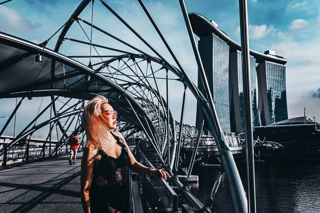 Nicole Chenのインスタグラム：「Enjoy the breeze of the sunset towards the light of enjoyment #fashionstyle #lifestylesg #photoshootsg #sginfluencers #sgphotoshoot  Photos by @heyitsnicole.sg」