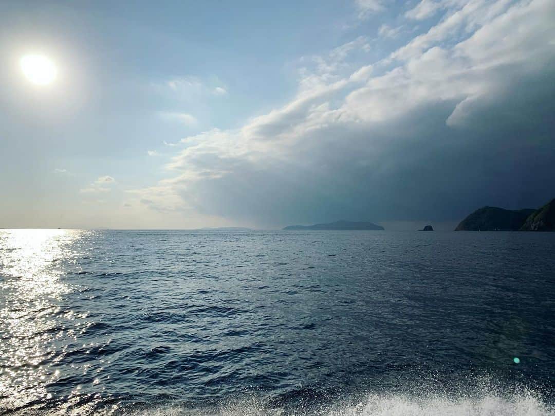 早坂香須子さんのインスタグラム写真 - (早坂香須子Instagram)「ネロリラボタニカの故郷唐津市でお仕事しています。昨日は船に乗って加唐島へ。  海に来たのは久しぶり。潮風にぶんぶん吹かれて、浄化された。海はすごいね。良いもの出来そうです。」11月25日 7時54分 - kazukovalentine