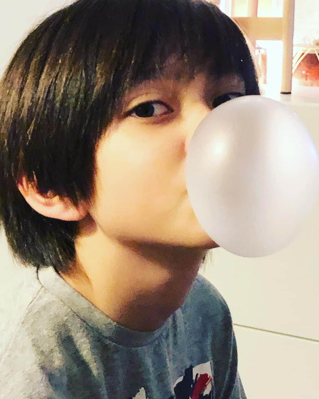 Hyuさんのインスタグラム写真 - (HyuInstagram)「風船ガムおっきいのできた🤥 . . . . #風船ガム  #ガム　#ロックダウン中の過ごし方  #イギリス生活  #ハーフキッズ　#ハーフ男子　#日英ハーフ　#レプロ　#Hyu」11月25日 7時57分 - ___h_y_u___