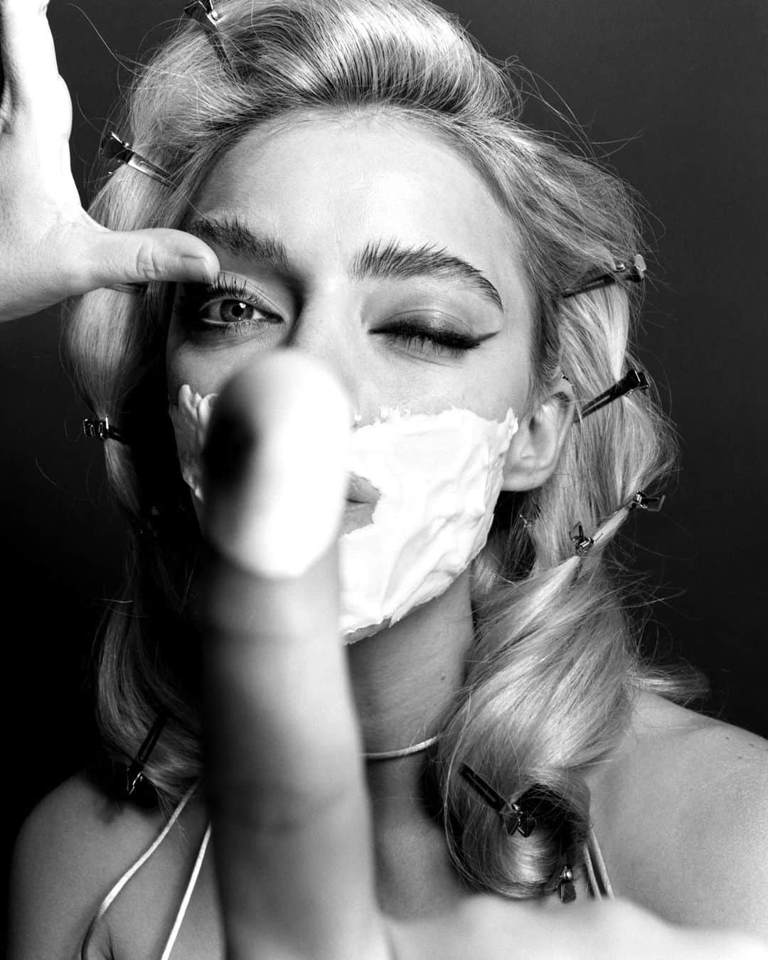 パイパー・アメリカ・スミスのインスタグラム：「Thankful for @sashasamsonova @fostermakeup and @machinedarine and their visions 🧼🪒」