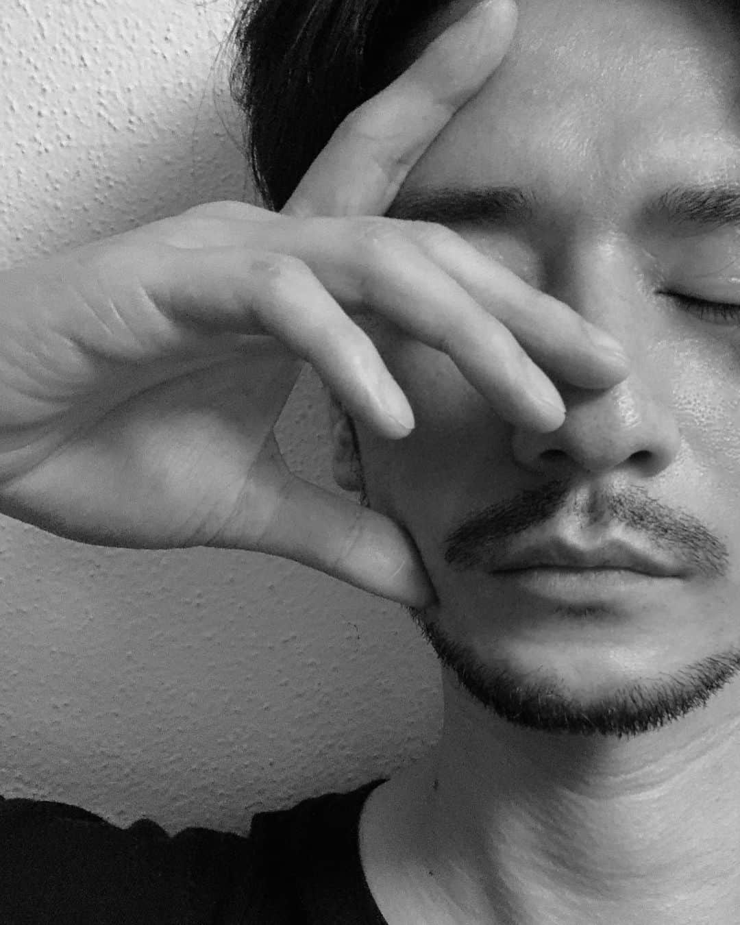 楠ダニエルのインスタグラム：「実はもう一枚あったこのシリーズ﻿ (何枚あるねーん)﻿ ﻿ ﻿ 今日は早起きして﻿ 撮影に来ております🥸﻿ ﻿ ﻿ 天気が不安ですが、﻿ 一日頑張りましょうね😊﻿ ﻿ ﻿ ﻿ ﻿ #おはよう#くもり#時々#雨﻿ #モデル#作品撮り#ウェディング#accessory#model#shoot#shooting #フリーモデル#フリーランスモデル #ファッション#モノクロ#fashion #ハーフ#tokyo#japan#asian#male#撮影#ハーフモデル#パラグアイ#ダニエル #danny##アパレル#メンズファッション#スナップ」