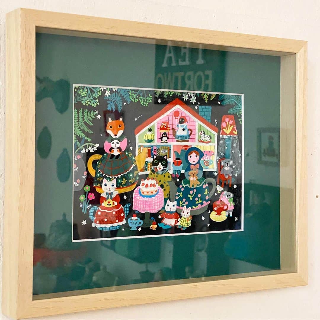 北岸由美のインスタグラム：「tea for two ricaro&yumi kitagishi exhibition  今日11/25(水)はギャラリーはおやすみです。きのうから、オンラインショップで小さな原画作品などもご覧いただけるようになりました。  こちらの作品「ティーポットのパーティ」は昨日まで売約済みとなっていましたが、事情がありキャンセルとなりました。 オンライン未掲載です。もしご希望の方がいらっしゃいましたらお問い合わせください。 今回の展示のために描き下ろした1枚です。(右端にいるミルクティーをかき混ぜるコアラがお気に入り)  期間：2020年11月17日(火)～11月29日(日)の 火、木、土、日曜日 12:00～18:00  #tea_for_two_exhibition」