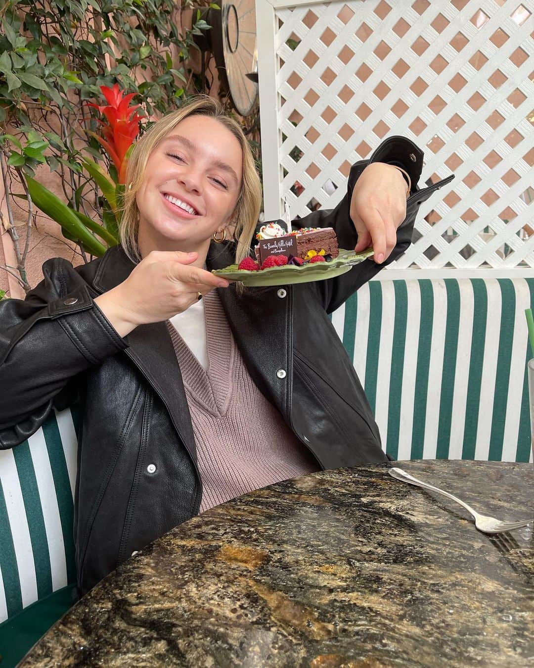 アレクサ・ロジーのインスタグラム：「birthday going perfect so far, will update later」