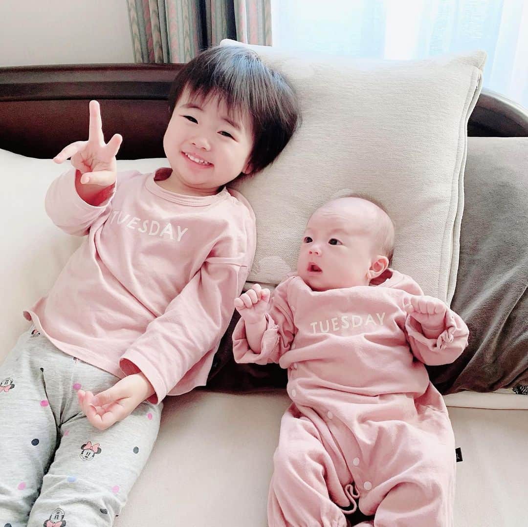 mariomi324のインスタグラム：「姉妹初めてのおそろい🥰 何も言わないで着せたんだけど、長女がすぐ気づいてくれた✨ おんなじだー！👧🏻💕って😆 たくさんお揃いの服着せたい👗 姉妹に憧れてた私の夢♥️ ♡ ♡ ♡ ♡ #3歳1ヶ月 #3歳 #生後1ヶ月 #0歳 #ベビーガール #babygirl #女の子ママ #姉妹ママ #姉妹 #赤ちゃんのいる生活 #赤ちゃんのいる暮らし #ベビー用品 #ベビーグッズ #ベビー服 #キッズコーデ #テータテート #バースデイ #バースデイ購入品 #gapkids #宝物 #mamagirl #ママリ#おそろコーデ #姉妹コーデ #姉妹お揃い #毎日がバースデイ」