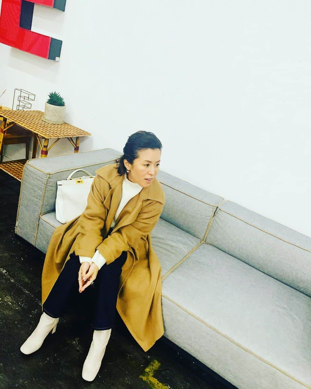 大草直子さんのインスタグラム写真 - (大草直子Instagram)「おはようございます！　ATONのベビーキャメルコート、今年で５年目かな。また今年もよろしく。昨年はボルドーや黒と合わせていましたが、今日は小物は明度高め。いやあ、これは名品。きっとずっと好き。東京は小雨、しっとり色っぽい１日に♡ @amarc_official  #aton #milaowen #redcard #fendi #pellico  #バッグは７年目かな #ニットもロウっぽい #ハイウエストデニムも #今季のもの #ブランド名はタップしてね」11月25日 8時11分 - naokookusa