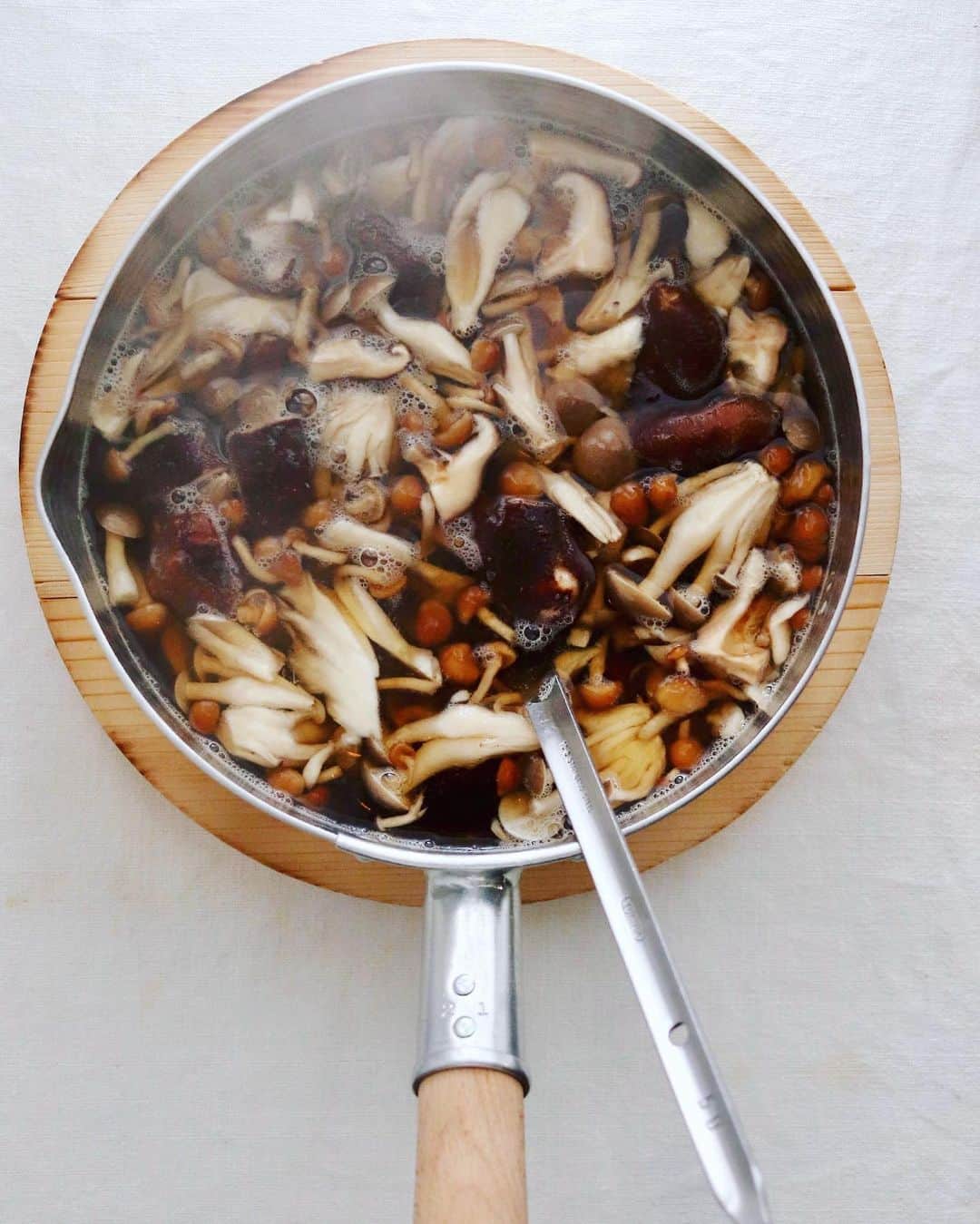 樋口正樹さんのインスタグラム写真 - (樋口正樹Instagram)「mushroom soup . 今朝はきのこ汁。 . . #寝坊しました #湯気が気持ちいい #きのこ汁 #きのこ料理 #きのこ好き #スープ #汁物 #きのこダイエット」11月25日 8時13分 - higuccini