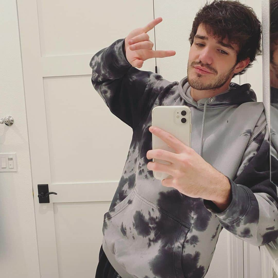 Aaron Carpenterのインスタグラム：「Hi. I’m back 👋」