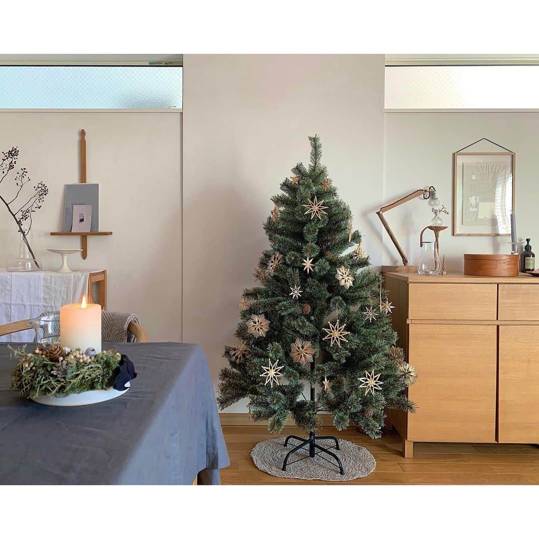 emiさんのインスタグラム写真 - (emiInstagram)「昨日はクリスマスツリーを出しました( ’◡͐’) オーナメントは今年もストローオーナメントのみで⊹ ・ ・ そしてお取り寄せしたガトーショコラでおやつ時間。 コーヒーは温めたミルクを入れてカフェオレに。カフェオレがよく合う超濃厚なガトーショコラでした♩ ・ ・ ガトーショコラは @mimosa_chocolaterie  ・ ・ #クリスマスツリー#ストローオーナメント#おやつ#ガトーショコラ#ミモザショコラトリー」11月25日 8時16分 - emiyuto