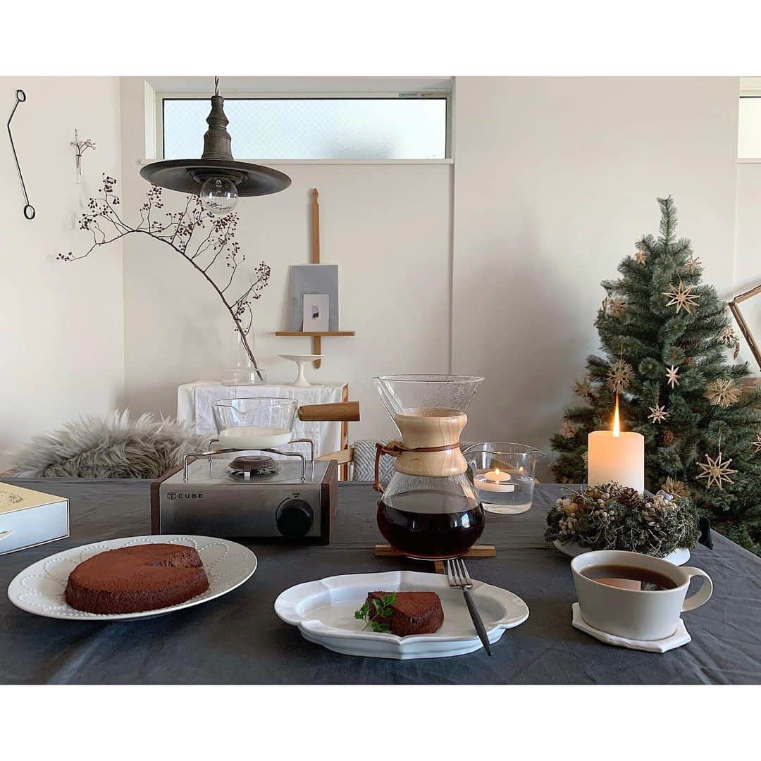 emiさんのインスタグラム写真 - (emiInstagram)「昨日はクリスマスツリーを出しました( ’◡͐’) オーナメントは今年もストローオーナメントのみで⊹ ・ ・ そしてお取り寄せしたガトーショコラでおやつ時間。 コーヒーは温めたミルクを入れてカフェオレに。カフェオレがよく合う超濃厚なガトーショコラでした♩ ・ ・ ガトーショコラは @mimosa_chocolaterie  ・ ・ #クリスマスツリー#ストローオーナメント#おやつ#ガトーショコラ#ミモザショコラトリー」11月25日 8時16分 - emiyuto
