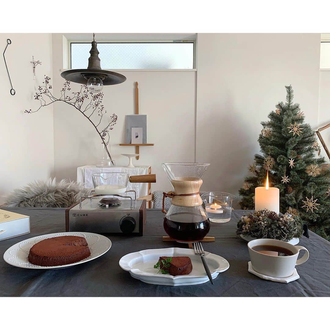 のインスタグラム：「昨日はクリスマスツリーを出しました( ’◡͐’) オーナメントは今年もストローオーナメントのみで⊹ ・ ・ そしてお取り寄せしたガトーショコラでおやつ時間。 コーヒーは温めたミルクを入れてカフェオレに。カフェオレがよく合う超濃厚なガトーショコラでした♩ ・ ・ ガトーショコラは @mimosa_chocolaterie  ・ ・ #クリスマスツリー#ストローオーナメント#おやつ#ガトーショコラ#ミモザショコラトリー」