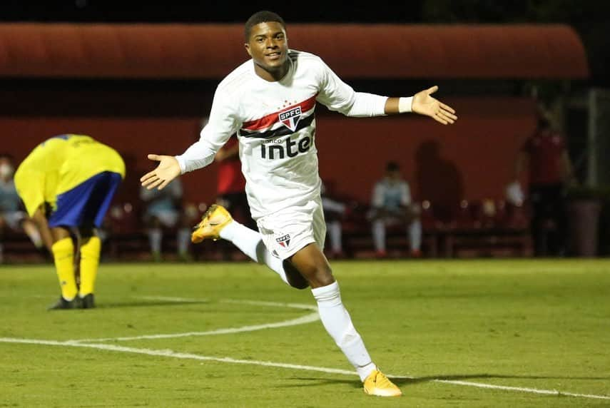 São Paulo FCさんのインスタグラム写真 - (São Paulo FCInstagram)「O São Paulo estreou na Copa do Brasil Sub-17 com goleada. Na noite desta terça-feira (24), em Cotia, os são-paulinos superaram o 1ºBPM-TO por 8️⃣ a 1️⃣ e avançaram às oitavas de final. Marquinhos (3), Patryck (2), Palmberg, Flávio e Pet marcaram para o Tricolor.  #MadeInCotia #VamosSãoPaulo 🇾🇪  📸 Igor Amorim/saopaulofc.net」11月25日 8時23分 - saopaulofc