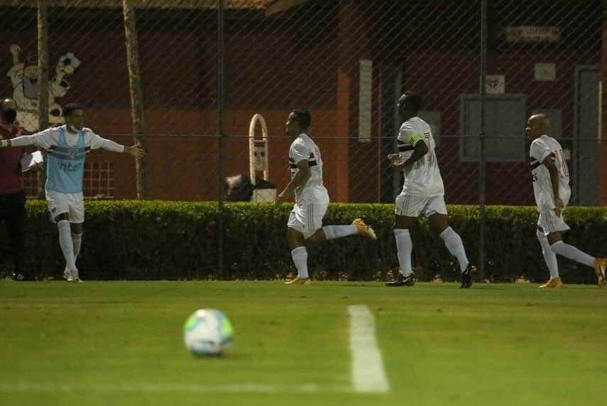 São Paulo FCさんのインスタグラム写真 - (São Paulo FCInstagram)「O São Paulo estreou na Copa do Brasil Sub-17 com goleada. Na noite desta terça-feira (24), em Cotia, os são-paulinos superaram o 1ºBPM-TO por 8️⃣ a 1️⃣ e avançaram às oitavas de final. Marquinhos (3), Patryck (2), Palmberg, Flávio e Pet marcaram para o Tricolor.  #MadeInCotia #VamosSãoPaulo 🇾🇪  📸 Igor Amorim/saopaulofc.net」11月25日 8時23分 - saopaulofc