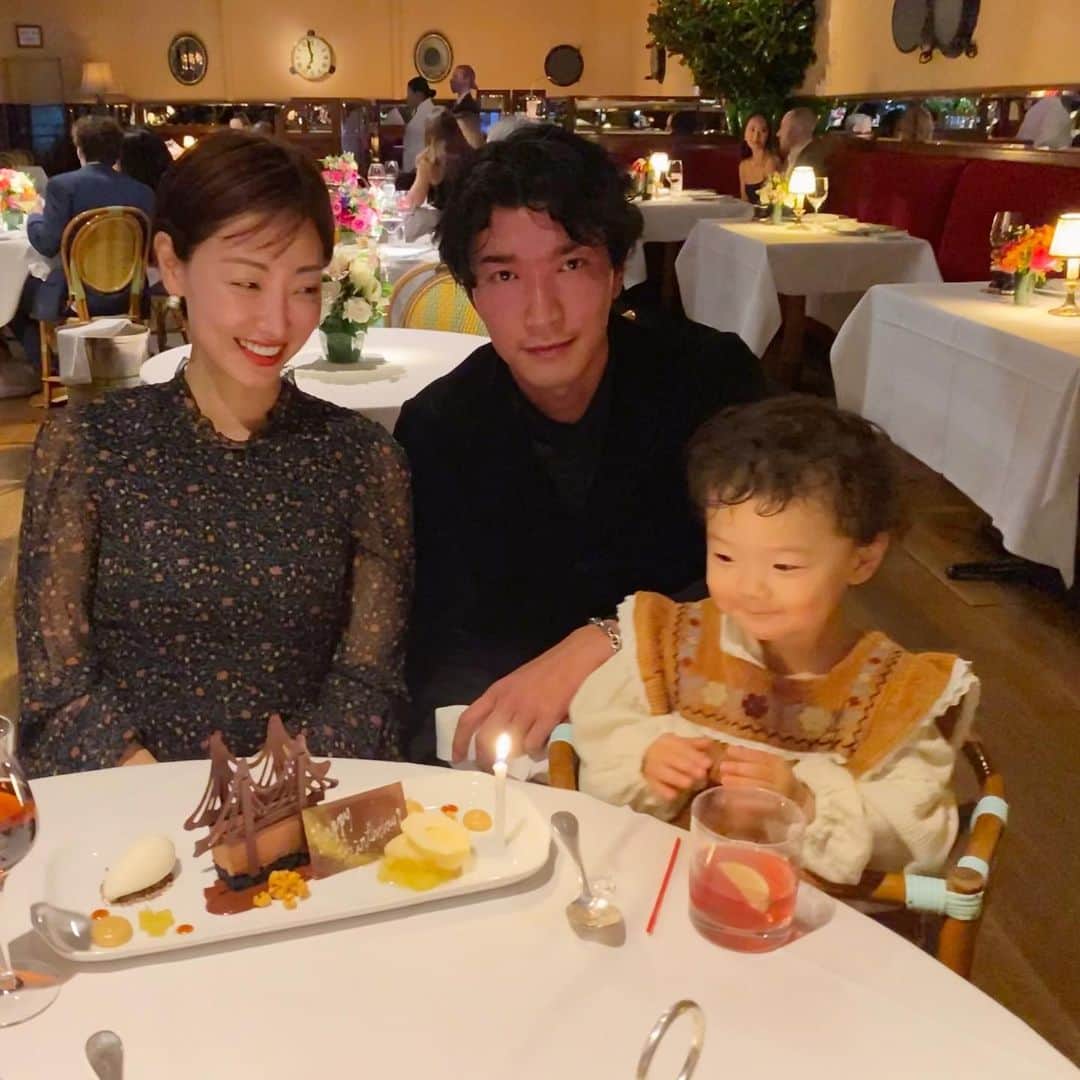 のインスタグラム：「誕生日でした〜🎂　 今年は何だかめくるめく年で 健康に楽しく生きて居られるって本当に有難いことなんだなと思うこの頃です。ありがとうございます😊  過去の写真を数えてみたら @therivercafe でお祝いするのも何と6回目、 びっくりです！移住する前の年からだから、 来年は別のとこでも良いかもねーと毎年言いつつ 結果ここに落ち着いてます。」