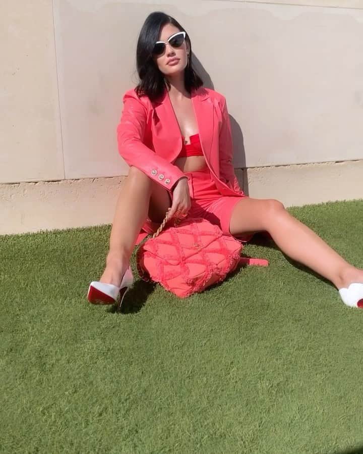 ルーシー・ヘイルのインスタグラム：「Mood swings 🙃🙂」