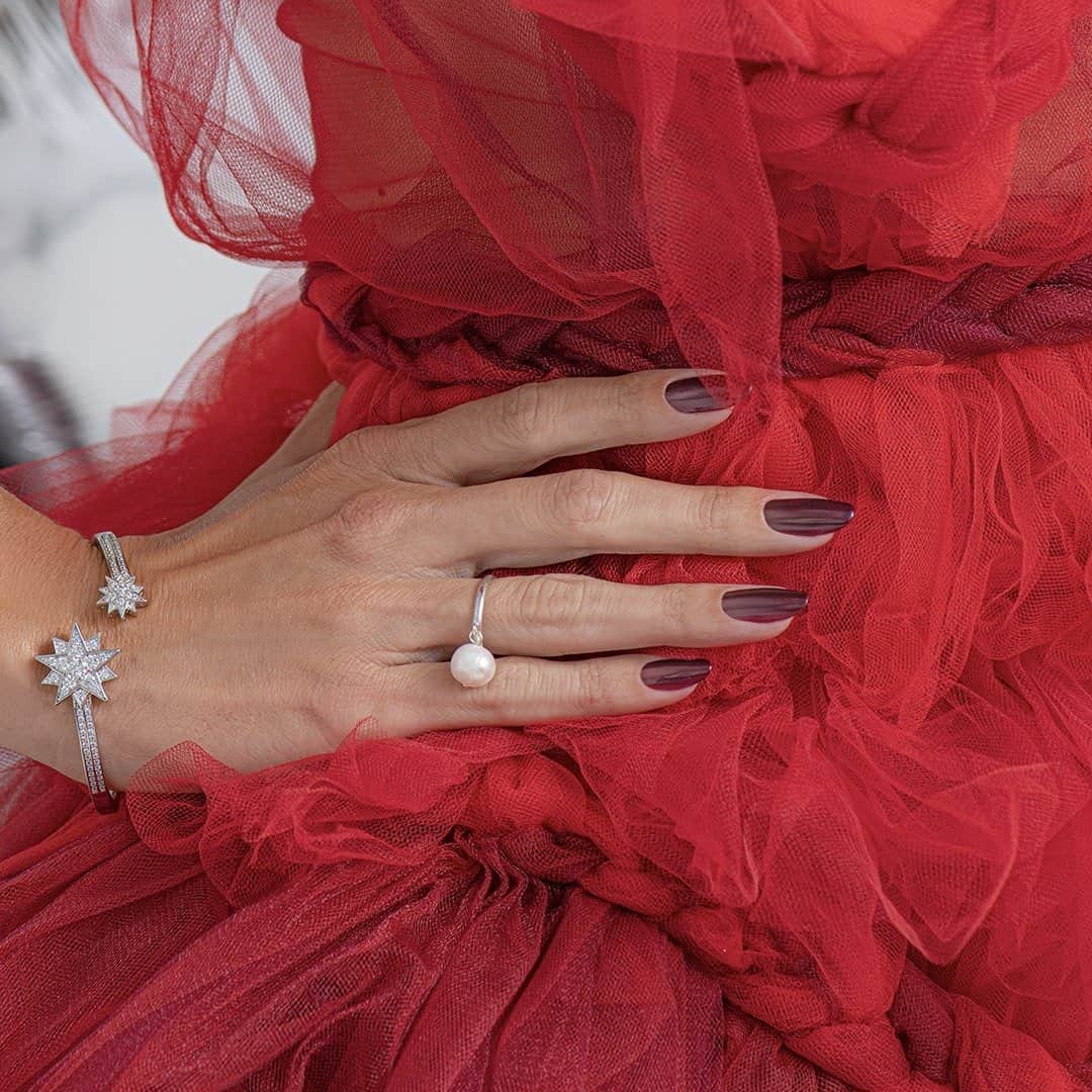 のインスタグラム：「#DressedToTheWines for a revived #HolidaySpirit! The power of #Fashion.   #ColorIsTheAnswer #OPIShineBright #RedNails #RedMani #DIYNails #HolidayMani #NailTrends #HolidayNails #HolidayNailInspo #HolidayGlam #ThanksgivingNailInspo #NYENails #NYEMani」
