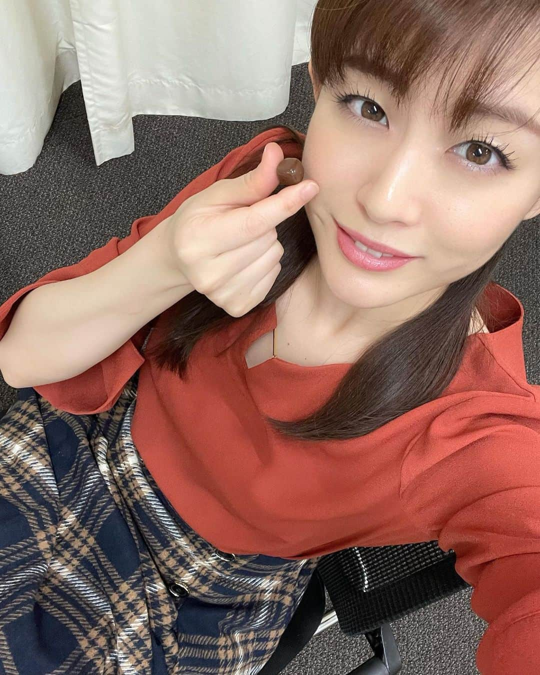 新井恵理那さんのインスタグラム写真 - (新井恵理那Instagram)「おはようございます！今朝もグッド！モーニングをご視聴いただきありがとうございました(o^^o)終えてひとり時間…チョコにキュンです♪コーヒーとチョコの組み合わせが最高ーっに好きです♪ 全国的に寒いので、あたたかくしてお出かけくださいね！ #グッドモーニング #キュンです #チョコ  #新井恵理那 #centforce」11月25日 8時39分 - elina_arai