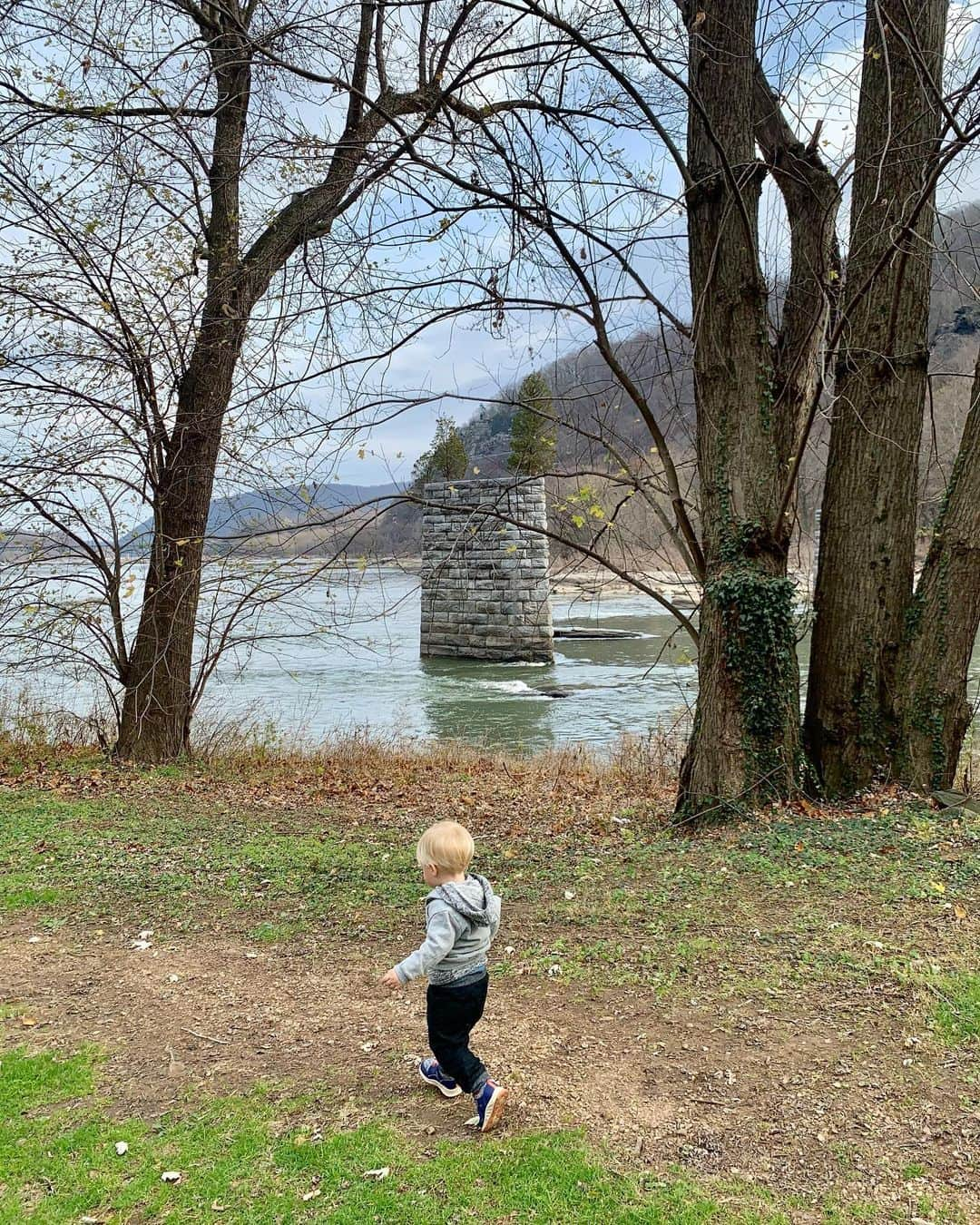 エミリー・デ・レイヴィンさんのインスタグラム写真 - (エミリー・デ・レイヴィンInstagram)「Super fun afternoon at Harpers Ferry National Historical Park! Such beauty & such history. Really beautiful place to explore, highly recommend! Especially wonderful for kids too! Officially been on the Appalachian Trail now too! (Well some steps🤪... as many I could make up while carrying Vera 😂)  P.S. no, not amazing @eb.photogeography pics 😝 sorry! just snaps on my trusty iPhone!  #harpersferry #rvlife #lifeontheroad #outdooradventures #thegreatoutdoors #kidlife #toddlerlife #mumlife #momlife」11月25日 8時53分 - emiliede_ravin