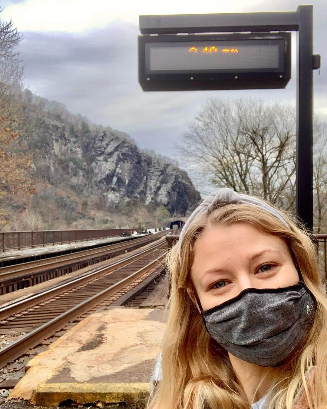 エミリー・デ・レイヴィンさんのインスタグラム写真 - (エミリー・デ・レイヴィンInstagram)「Super fun afternoon at Harpers Ferry National Historical Park! Such beauty & such history. Really beautiful place to explore, highly recommend! Especially wonderful for kids too! Officially been on the Appalachian Trail now too! (Well some steps🤪... as many I could make up while carrying Vera 😂)  P.S. no, not amazing @eb.photogeography pics 😝 sorry! just snaps on my trusty iPhone!  #harpersferry #rvlife #lifeontheroad #outdooradventures #thegreatoutdoors #kidlife #toddlerlife #mumlife #momlife」11月25日 8時53分 - emiliede_ravin