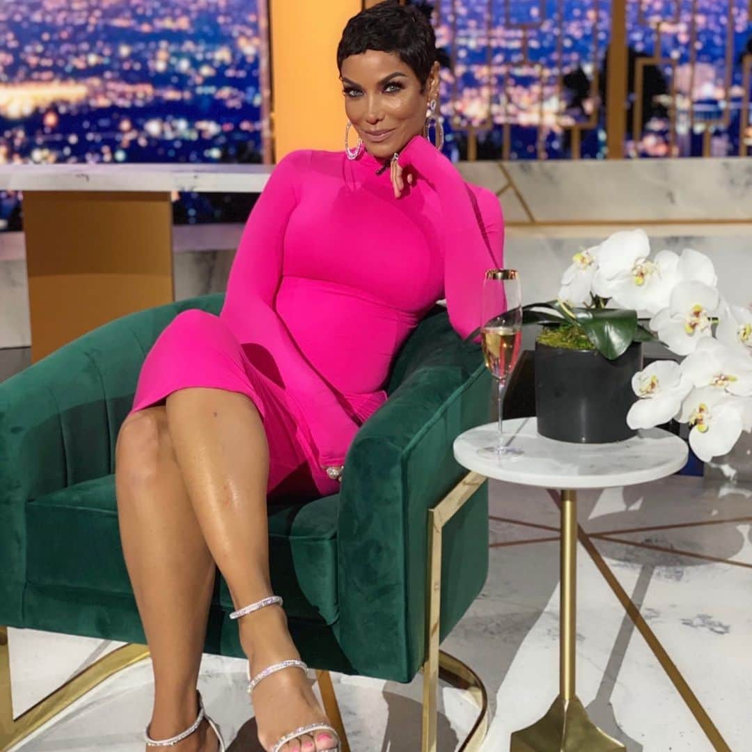 ニコール・ミッチェル・マーフィーのインスタグラム：「The ladies & I are getting back TOGETHER after 6 YEARS! Catch us as we CATCH UP-- TONIGHT at 8/7c for a #HollywoodExesReunited special! 🎉」