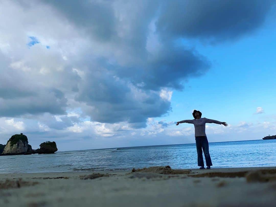 野本かりあのインスタグラム：「おはよう‼️今朝は5時半に海岸出てみたら、星空が美しかったよ。 暗い砂浜、まるで月面のよう🌕  今日はイリオモテヤマネコが生態の頂点に立つ山の中をトレッキング。 漂着ごみの実態、マイクロプラスチック広いをします👍 #keen #西表島　＃野本かりあ」