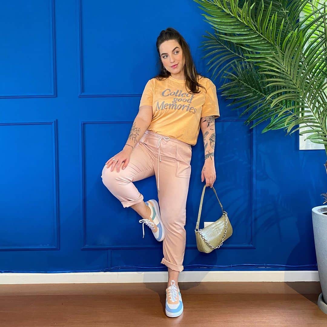 Bruna Unzuetaのインスタグラム：「📞 Alo? Eu ouvi cupom de desconto de 10% na @amaro?  Que? Ainda tem produtos com até 60% de desconto no sitee? 😱😱 Pois é meu povo, ta rolando Black Friday Sensata da Amaro, com peças maravilhosas que faltavam no seu guarda-roupa ✨ aproveitem e usem meu cupom: BOOUNZUETA .  *publicidade #blackfriday」