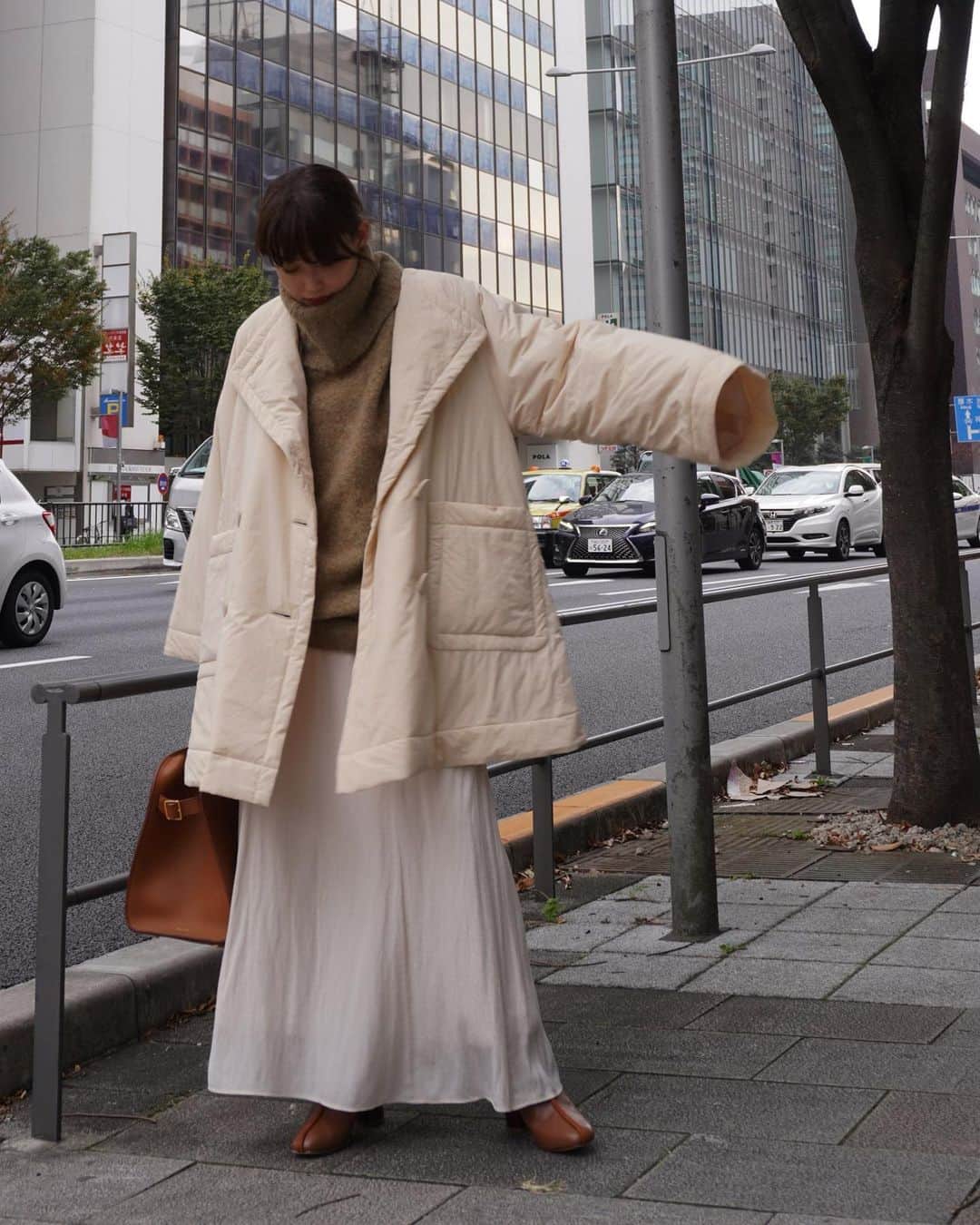 JUNNAのインスタグラム：「新作のコートはお布団みたい🐒  優しく包み込むようなボリューミーな  #パディングボリュームコート  全体的に少しシボ感のある軽いマットなナイロン生地を使用し、Aラインのフォルムを同系色で統一させて、  甘すぎない大人の表情に仕上げました。  ステッチをかけてキルティングせずに、 しなやかに仕上げたのもポイントです。 カジュアルになりすぎない💪  アームホールを大きめにデザインしているので、 ボリュームニットとのレイヤードも美しく着こなせます。   トップボタンを留めずにラフに羽織ったり、 タートルネックニットとのレイヤードを楽しんだりと、着回し力の高さも魅力です。   イタリアンバニラみたいなカラーが 個人的にとても気に入っています✨  【新作発売スケジュール】 📍ルミネ新宿店　毎週木曜日 📌ETRÉ TOKYO  毎週木曜日19:00 📌ZOZOTOWN  毎週金曜12:00 📌ELLESHOP  毎週土曜19:30  #2020ETRE_AW #etretokyo #YouTube#冬コーデ#ニット #ニットコーデ  #ワンピースコーデ #コート#パディング #therow#156cm#ボリューム袖 #ボリューム #アウター #アウターコーデ」