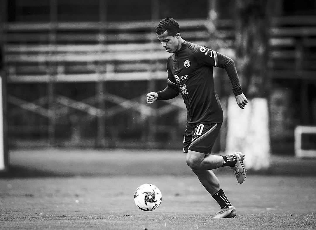 ジョバニ・ドス・サントスのインスタグラム：「Working hard. Semana de clásico! Vamos @clubamerica 💪🏾🦅」