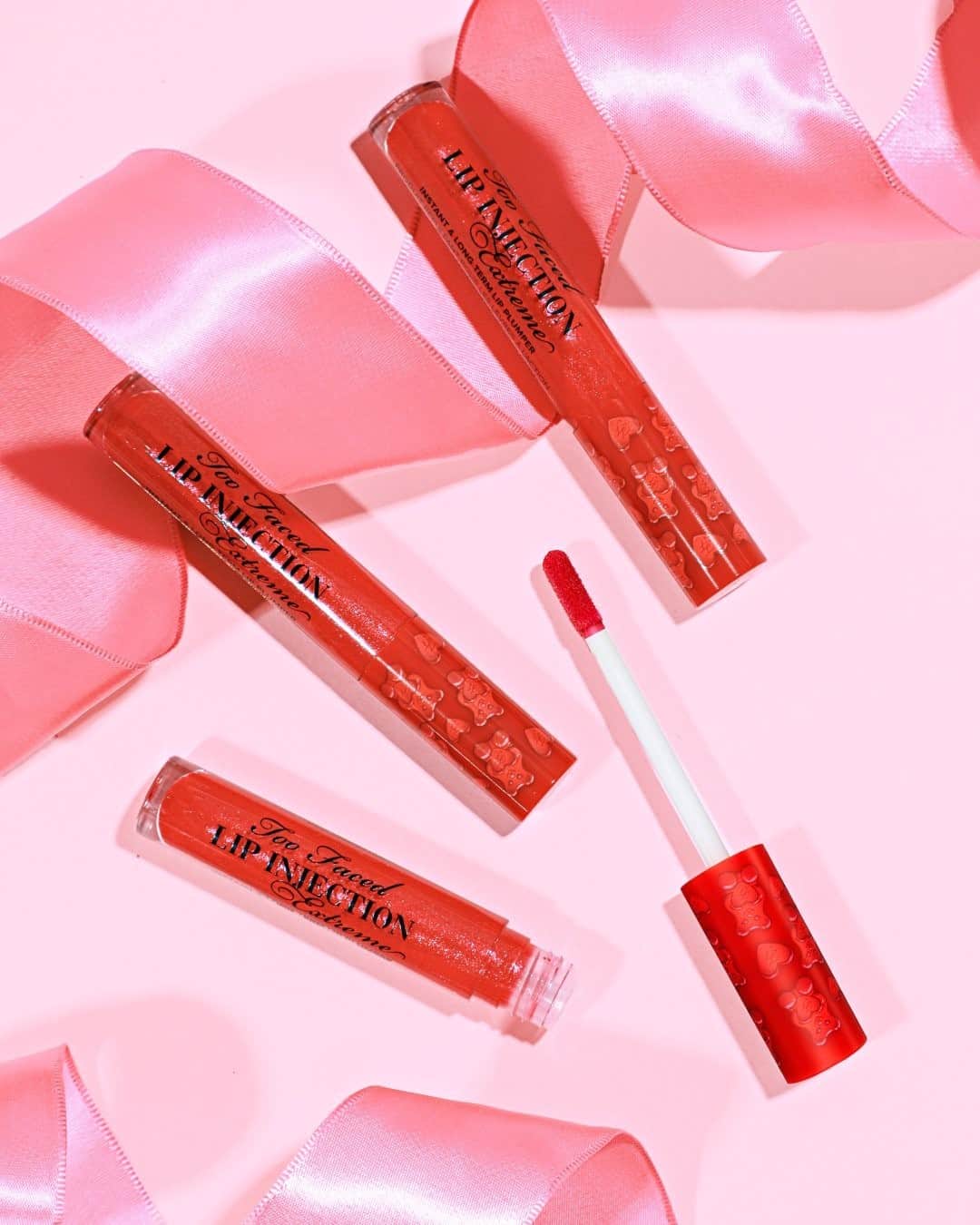 Too Facedのインスタグラム：「Add a pop of Christmas color to your glam with this Christmas-exclusive shade of our iconic Lip Injection Extreme, Cinnamon Bear! 💋 Smells like cinnamon bears, too! 😉 Available @Sephora. #toofaced」