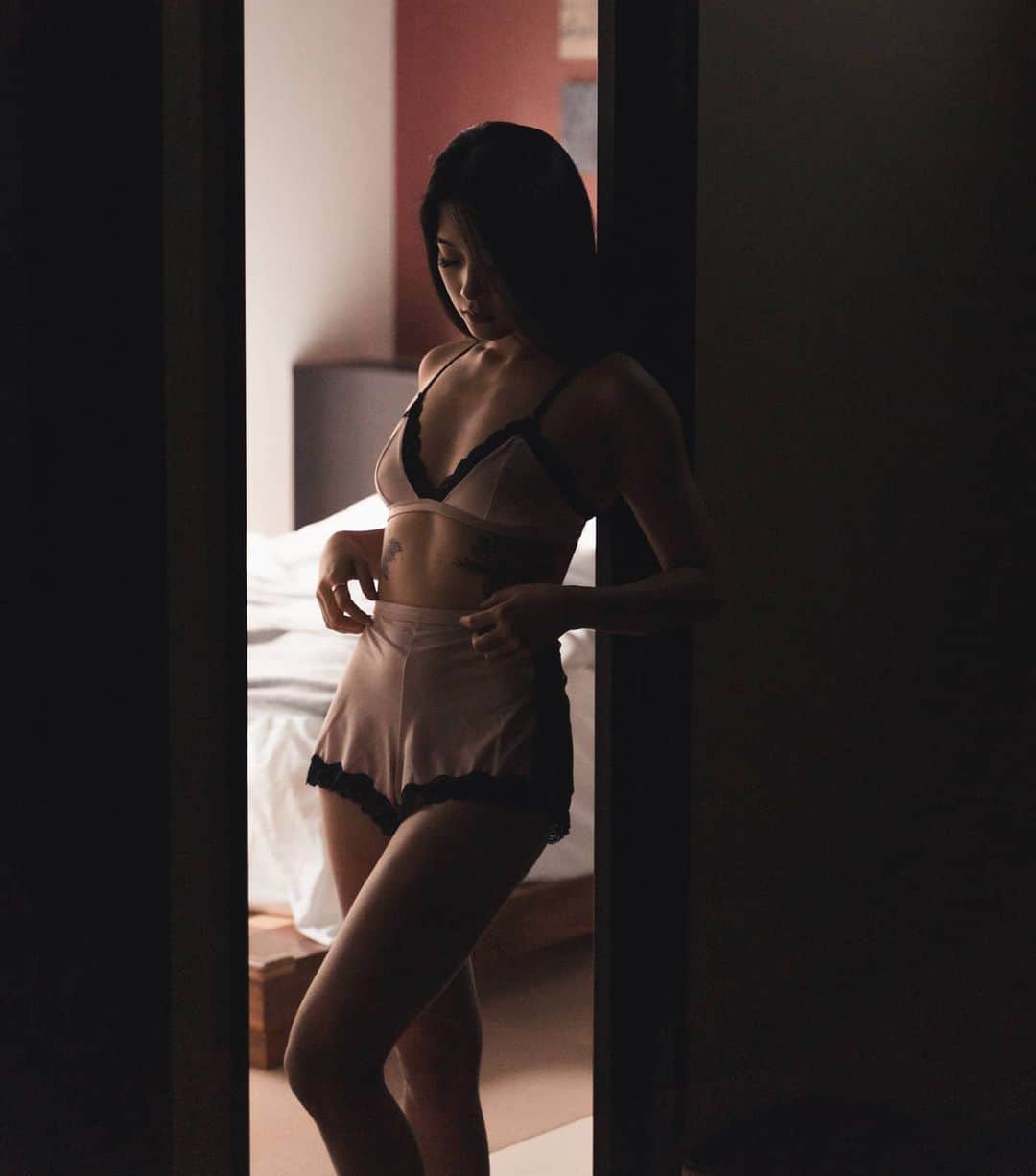 Joshのインスタグラム：「- Thinking about yakiniku  .  We're starting the next three sets of boudoir photos! This is part of set 1! With @stefatty_ . . . . #boudoir #portraitpage #portraitmovement #under10kportraits #sonyportraits #goodshotmate #ポトレ #ポトレのセカイ」